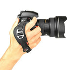 Peak Design Clutch Quick-Connecting Camera Hand Strap - Black – Clutch hand grip secured on DSLR