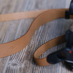 Peak Design Cuff Leather Camera Wrist Strap – Form Leather camera strap Amber material detail