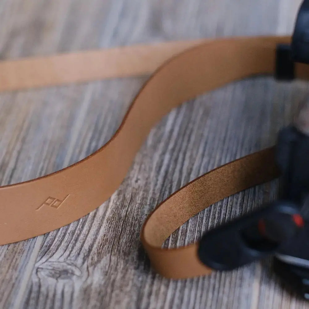Peak Design Cuff Leather Camera Wrist Strap – Form Leather camera strap Amber material detail