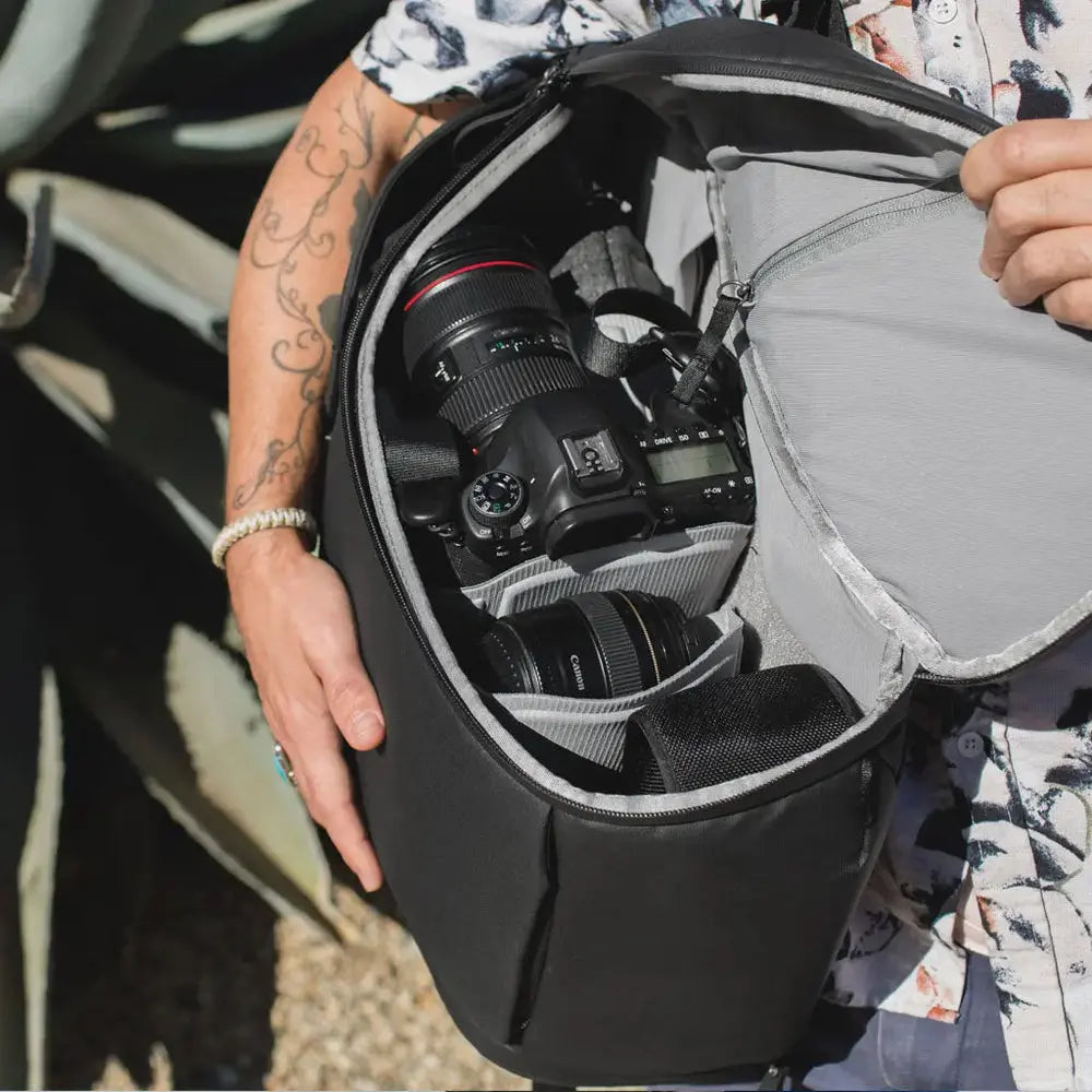 Peak Design Everyday Backpack 20L v2 Camera & Laptop Bag – Everyday Backpack 20L v2 Black side access with camera gear