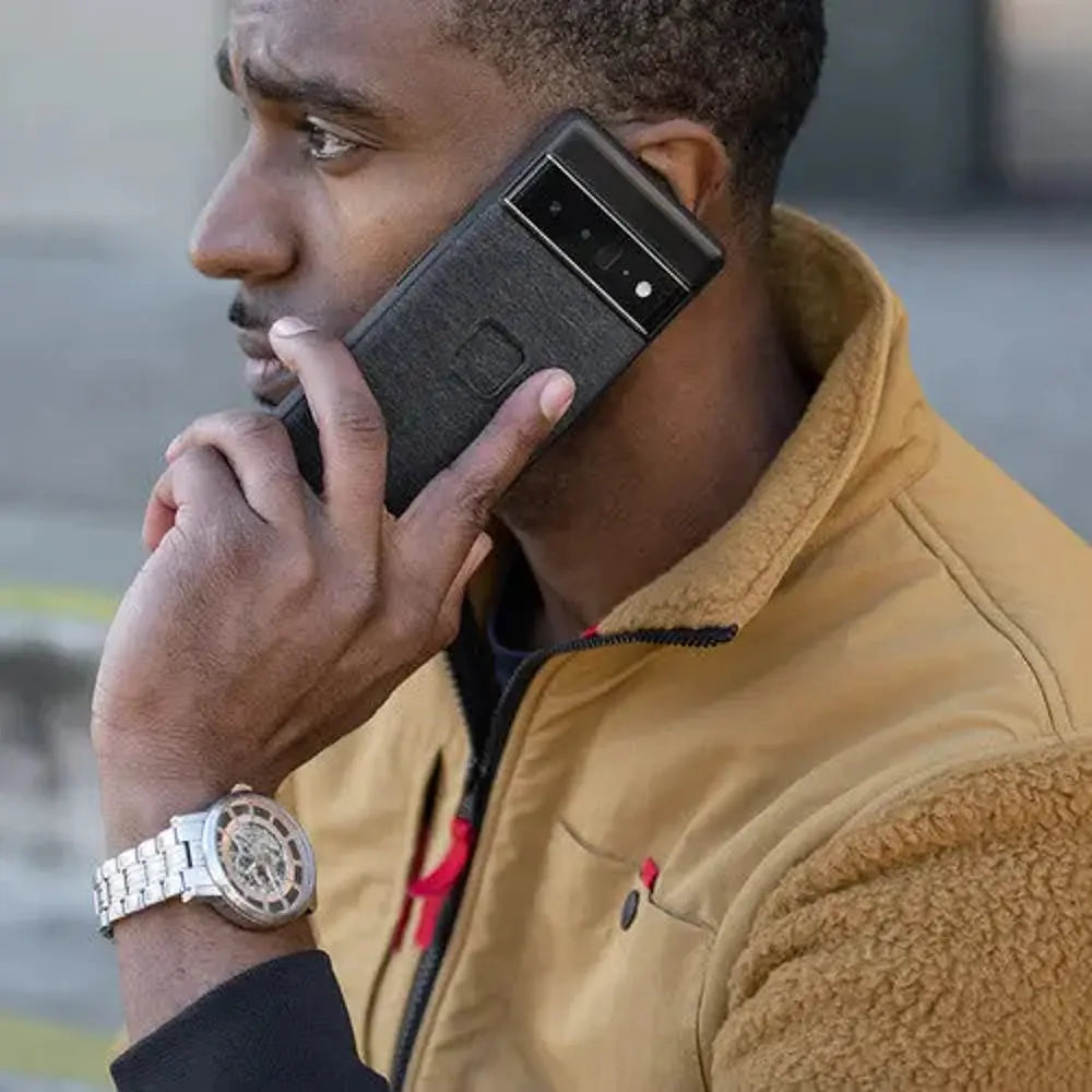 Peak Design Everyday Fabric Case for Google Pixel 6 Pro - Charcoal – Everyday Case Google Pixel 6 Pro in use
