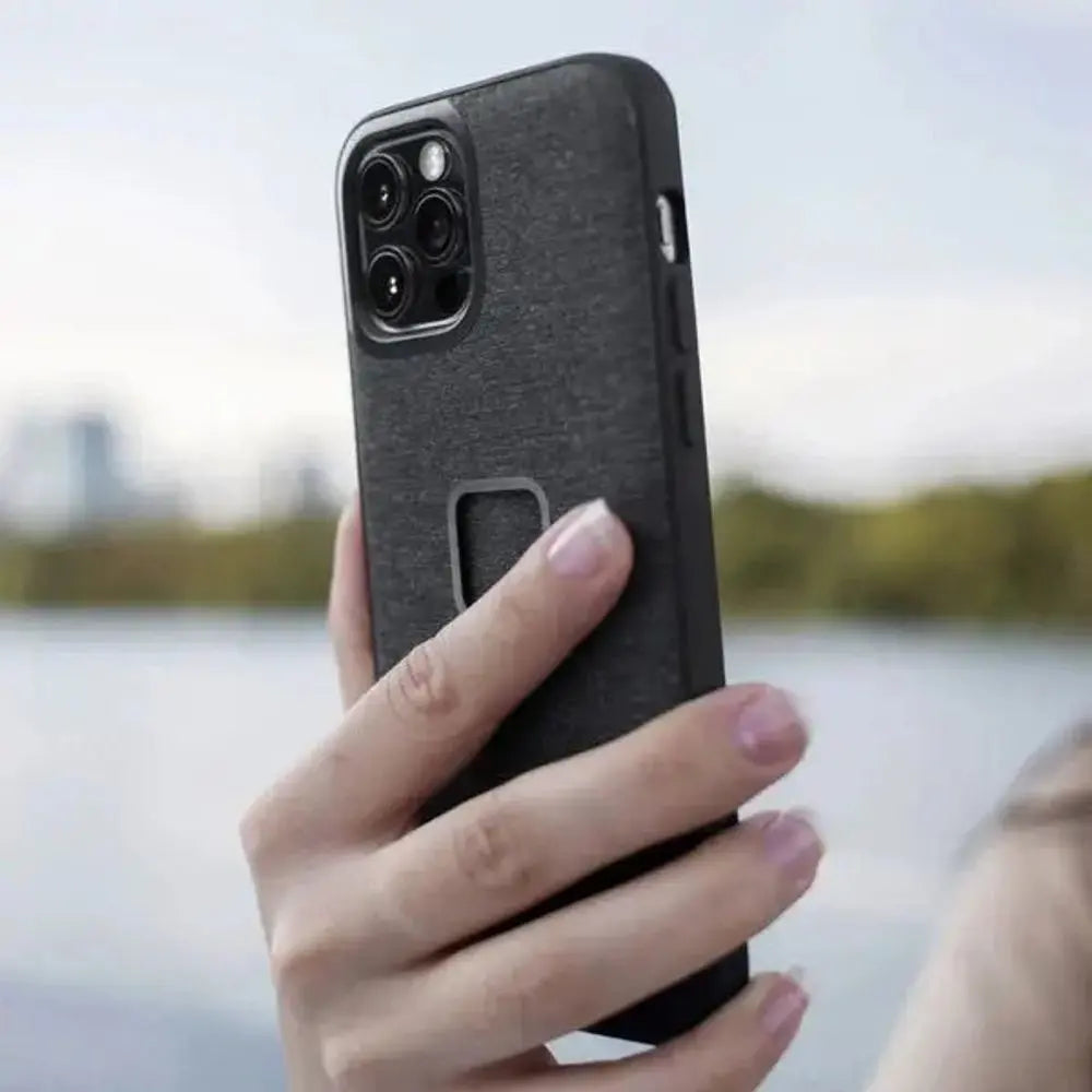 Peak Design Everyday Fabric Case for iPhone 14 Plus – Everyday Case iPhone 14 Pro Max charcoal lifestyle view