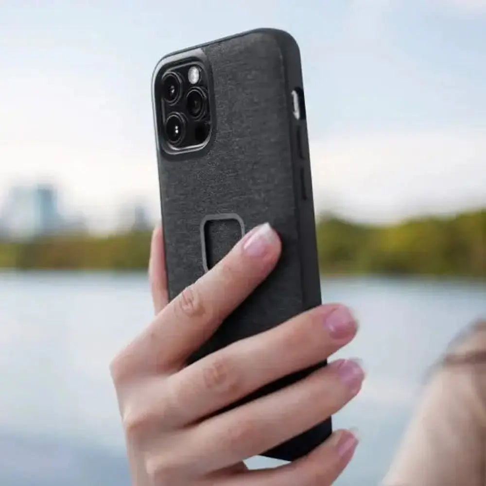 Peak Design Everyday Fabric Case for iPhone 14 Pro Max – Everyday Case iPhone 14 Pro charcoal lifestyle view