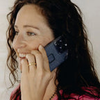 Peak Design Everyday Fabric Case for iPhone 15 – Everyday Case iPhone 15 series lifestyle view