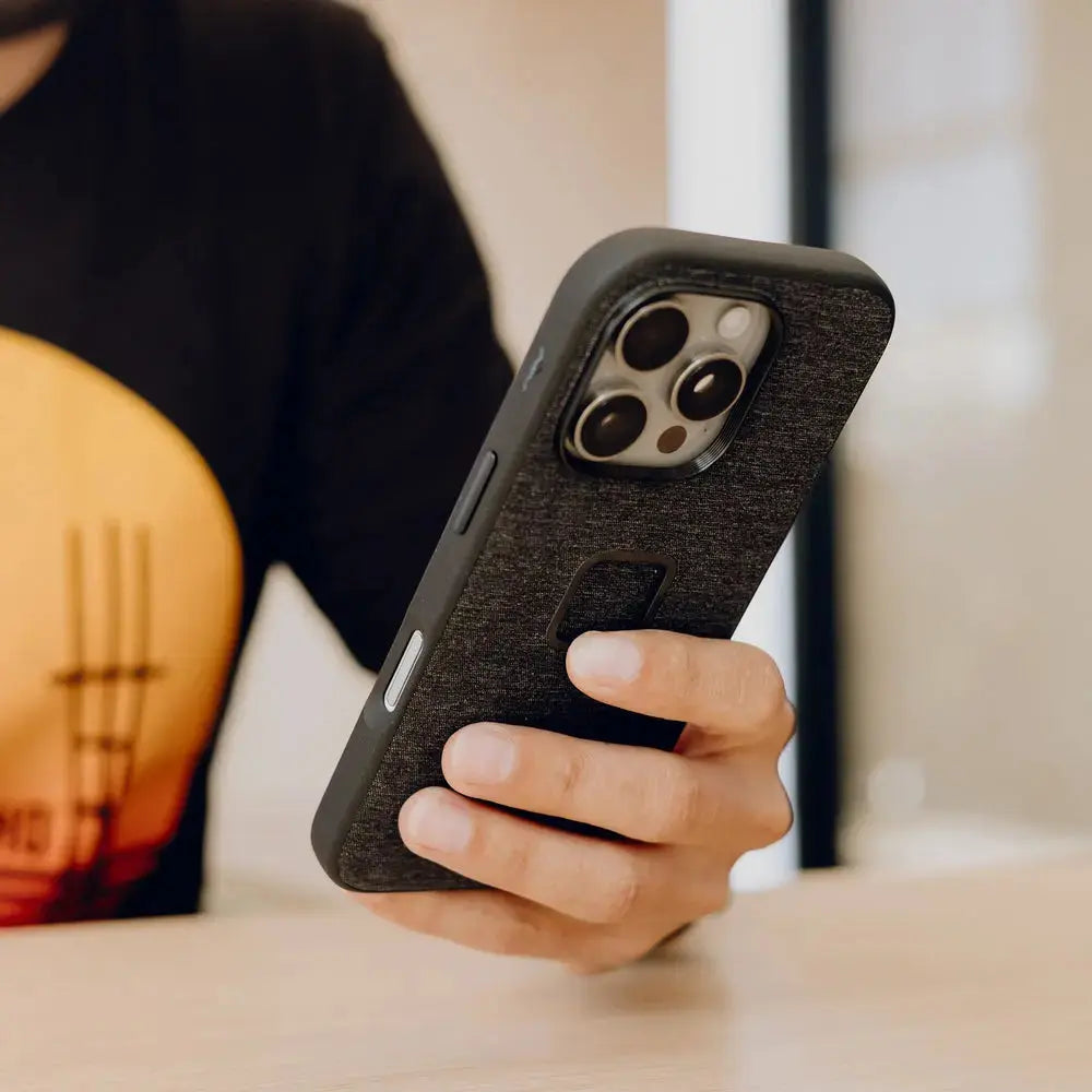 Peak Design Everyday Fabric Case for iPhone 16 Pro – Everyday Case for iPhone 16 Pro Charcoal lifestyle view