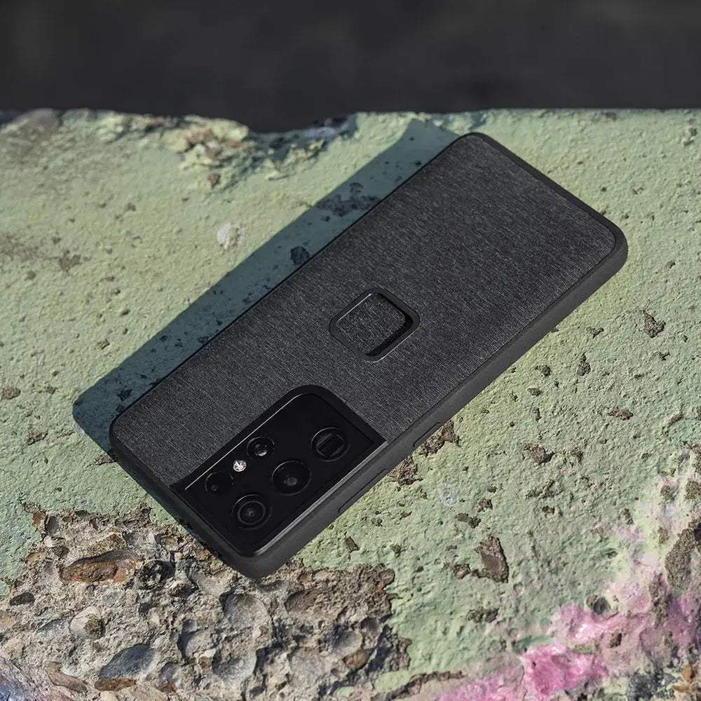 Peak Design Everyday Fabric Case for Samsung Galaxy S21+ - Charcoal – Everyday Case Samsung Galaxy S21 series outdoor view