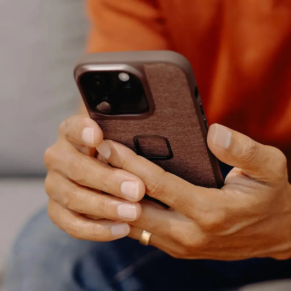 Peak Design Everyday Fabric Case v2 for iPhone 15 Pro Max – Everyday Case iPhone 15 series in hand