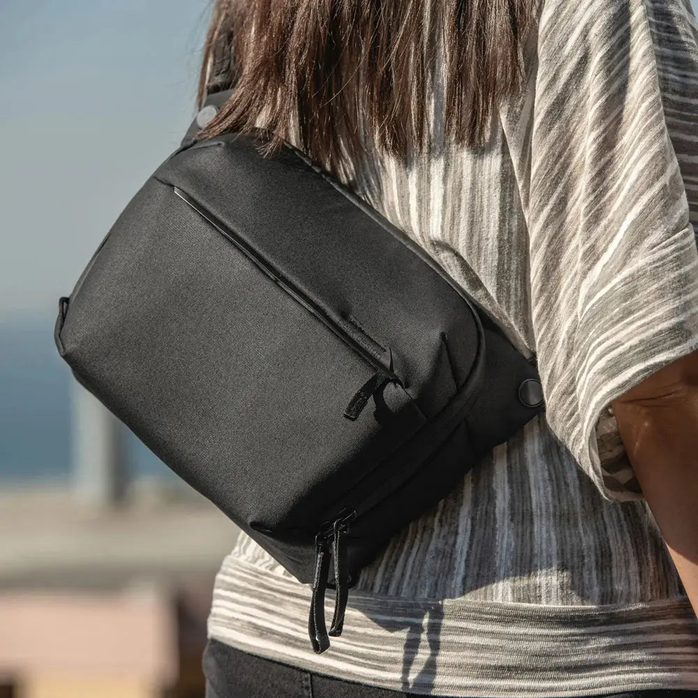 Peak Design Everyday Sling 6L v2 Crossbody Camera Bag – Everyday Sling 6L v2 Black worn crossbody