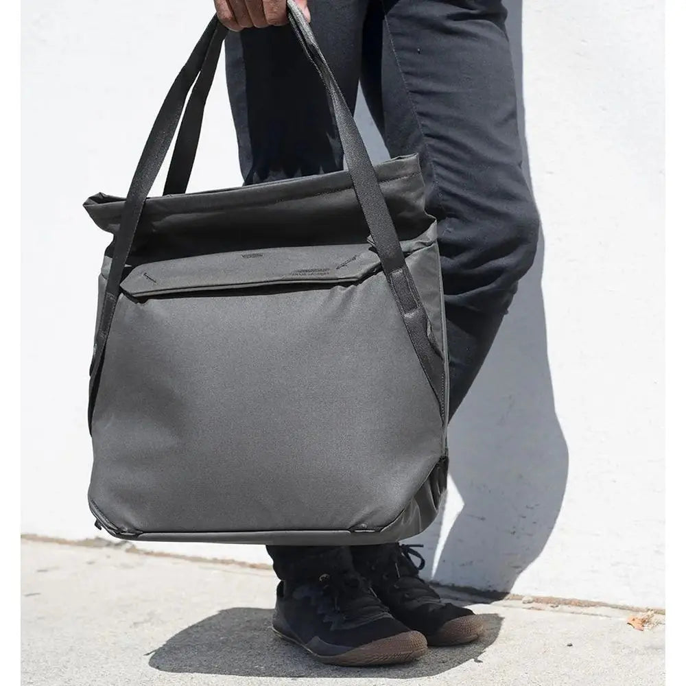 Peak Design Everyday Tote 15L Shoulder & Tote Bag – Everyday Tote 15L Black lifestyle view