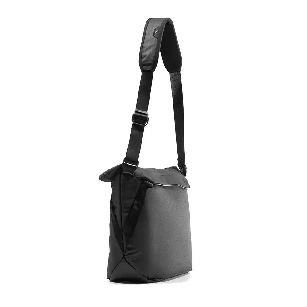 Peak Design Everyday Tote 15L v2 Shoulder & Tote Bag – Everyday Tote 15L v2 Black shoulder carry view