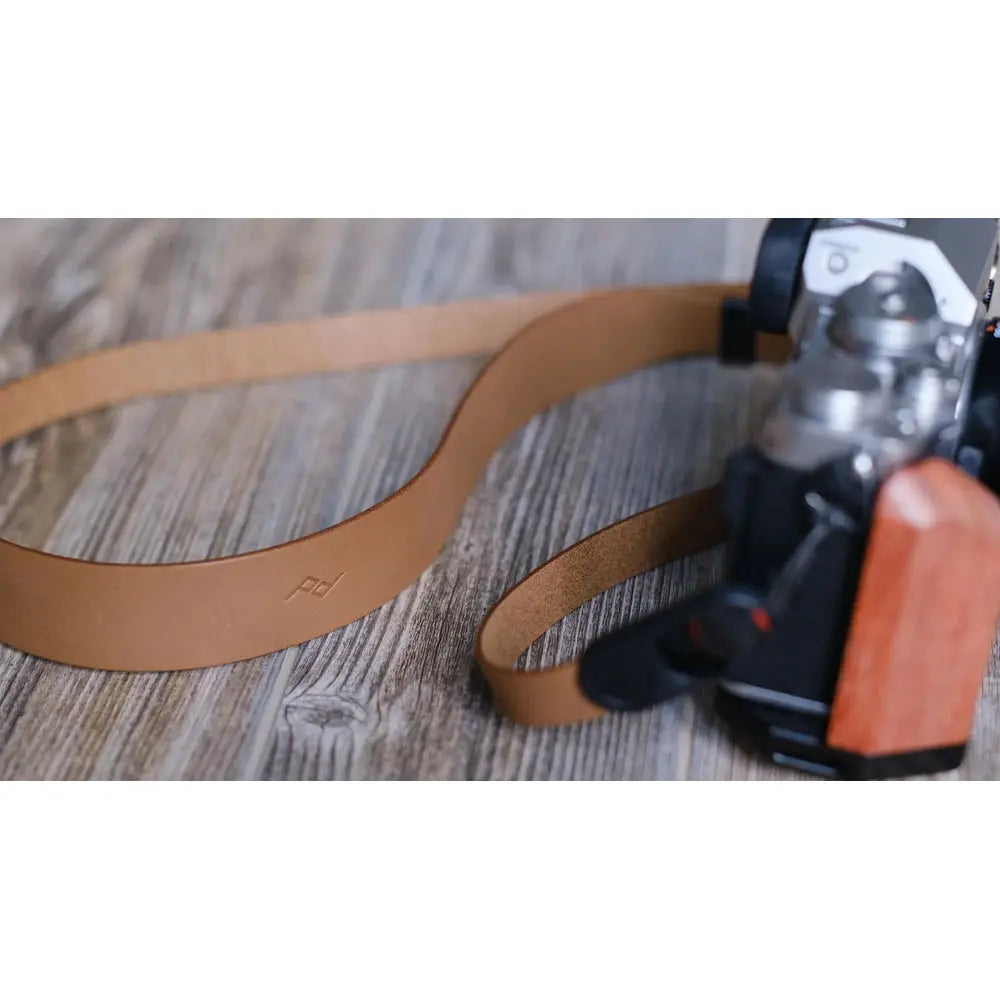 Peak Design Form Leather Camera Neck Strap Short 40.8" - Amber – Form Leather camera strap Amber material detail