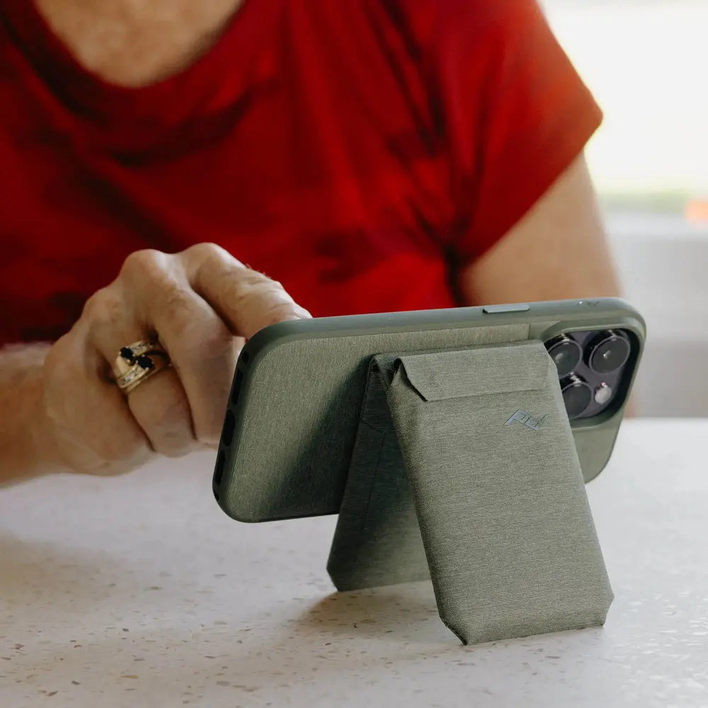 Peak Design Mobile Wallet Stand v2 SlimLink Magnetic Cardholder - Sage – Mobile Wallet Stand Sage in landscape stand mode