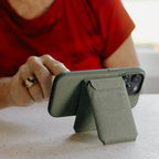 Peak Design Mobile Wallet Stand v2 SlimLink Magnetic Cardholder - Sage – Mobile Wallet Stand Sage in landscape stand mode