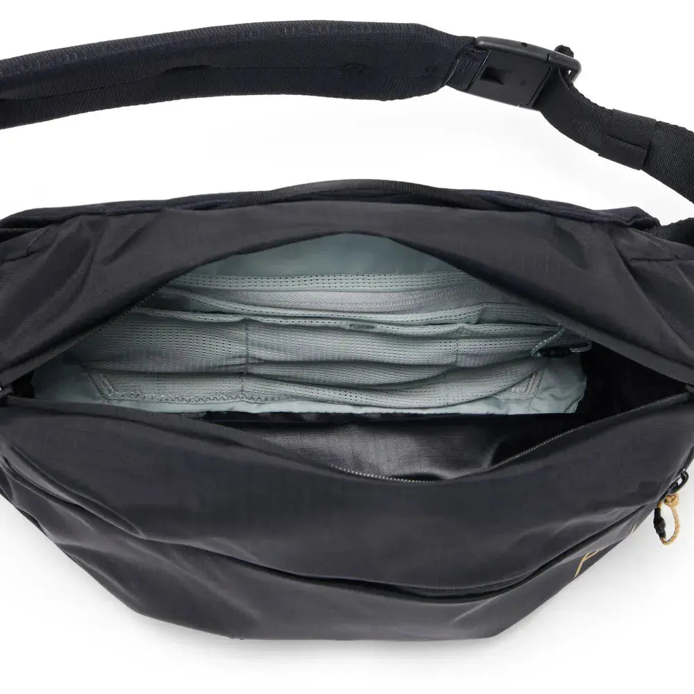 Peak Design Outdoor Sling 7L Crossbody Bag – Outdoor Sling 7L Black open interior organizer view