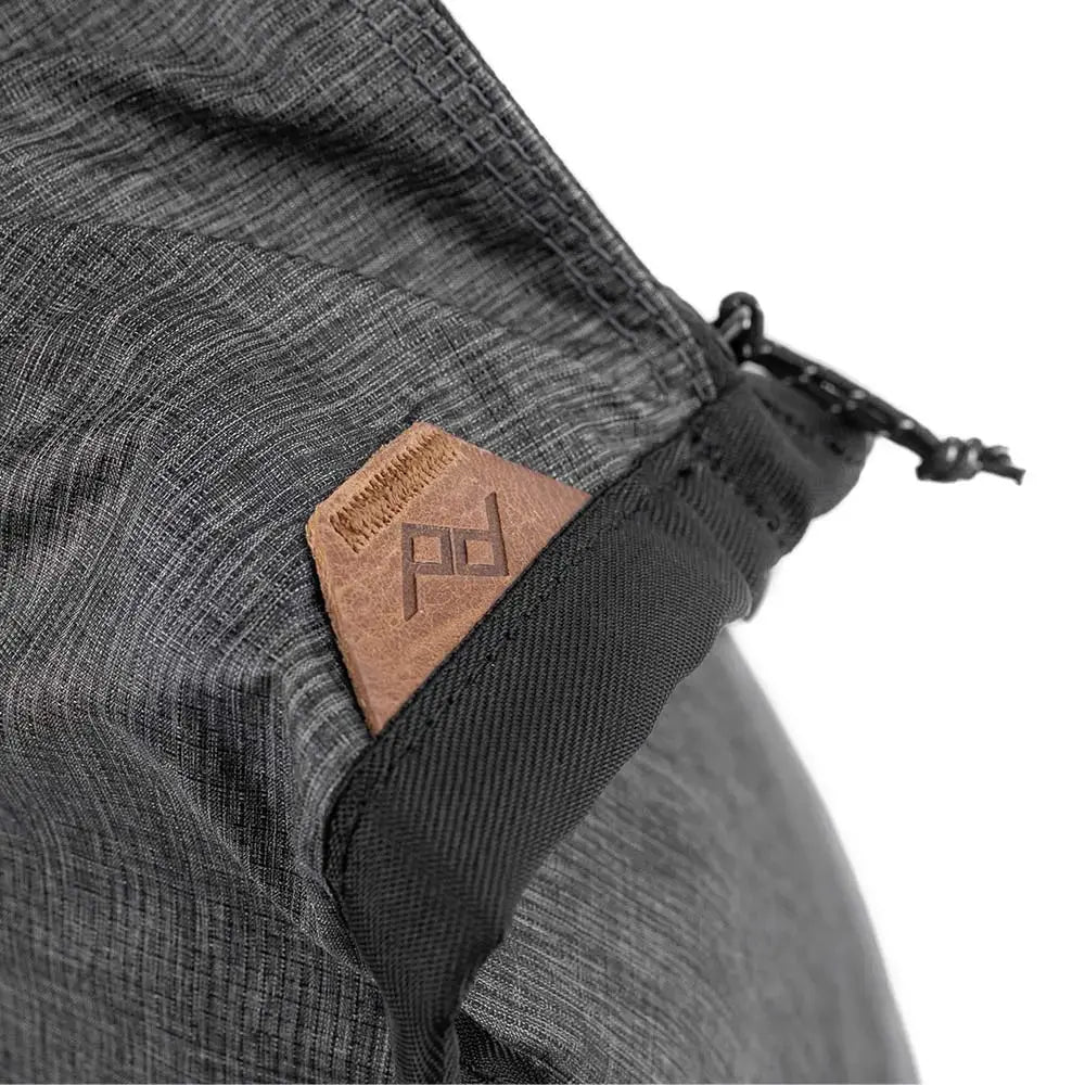 Peak Design Packable Tote Ultralight Foldable Bag – Packable Tote Charcoal zipper and logo detail